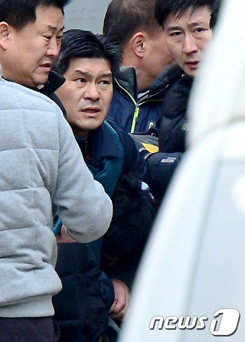 본문 이미지 - 경기도 안산시 한 가정집에서 벌어진 인질극 범인인 김상훈이 2015년 1월 13일 오후 사건 현장에서 검거돼 끌려나오고 있다. 2015.1.13/뉴스1 ⓒ News1 박정호 기자
