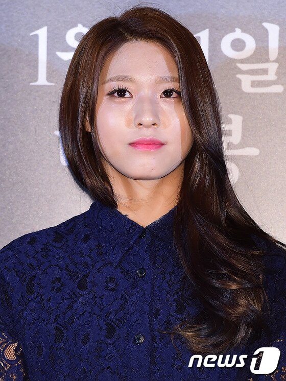 본문 이미지 - AOA 설현이 13일 오후 서울 왕십리CGV에서 열린 영화 ‘강남 1970" 언론 시사회에서 매력을 발산하고 있다.ⓒ News1 스포츠 / 권현진 기자