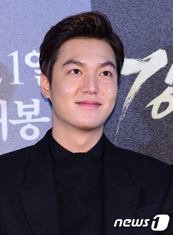 본문 이미지 - 배우 이민호가 13일 오후 서울 왕십리CGV에서 열린 영화 ‘강남 1970" 언론 시사회에서 매력을 발산하고 있다.ⓒ News1 스포츠 / 권현진 기자