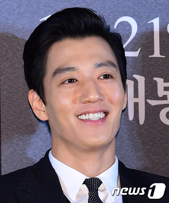 (서울=뉴스1스포츠) 권현진 기자 = 매력이 철철~배우 김래원이 13일 오후 서울 왕십리CGV에서 열린 영화 ‘강남 1970' 언론 시사회에 참석해 매력적인 미소를 짓고 있다.'강 …