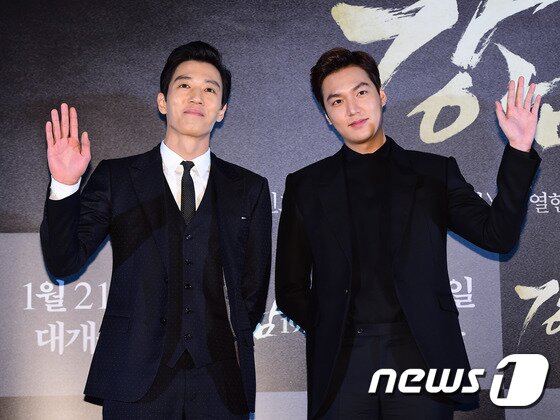 본문 이미지 - 배우 김래원, 이민호(오른쪽)가 13일 오후 서울 왕십리CGV에서 열린 영화 ‘강남 1970" 언론 시사회에 참석해 포즈를 취하고 있다. ⓒ News1 스포츠 / 권현진 기자