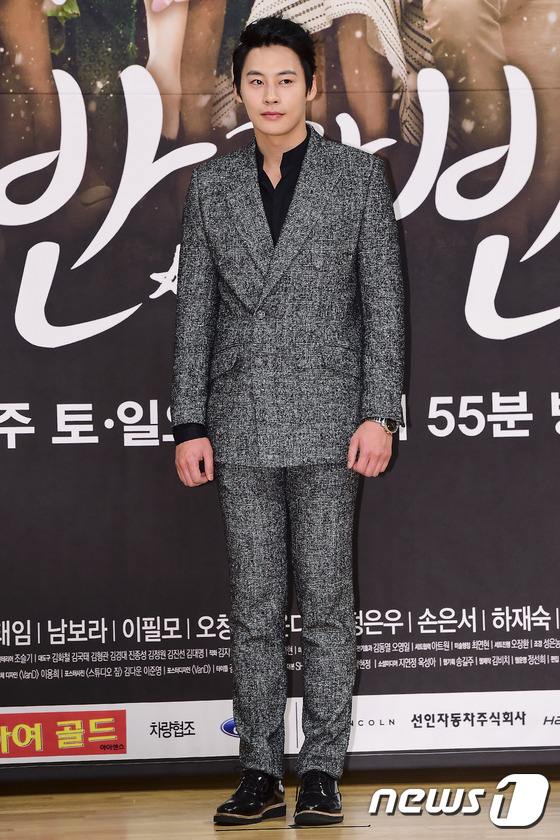 (서울=뉴스1스포츠) 김진환 기자 = 박한별의 연인의 멋진 포즈~ 배우 정은우가 14일 오후 서울 목동SBS에서 열린 주말드라마 ‘내 마음 반짝반짝’ 제작보고회에서 포즈를 취하고 …