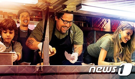 본문 이미지 - '셰프' 칼(오른쪽 두번째)이 쿠바 샌드위치를 들고 있다. 전처 이네즈와 아들 퍼시, 부주방장이었던 마틴이 유쾌한 푸드 트럭 '엘 쉐피'를 만들었다.  ⓒ News1스포츠 / 영화 &acute;아메리칸 셰프&acute; 스틸