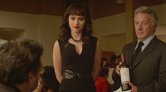 본문 이미지 - LA 레스토랑 사장인 리바(오른쪽)가 지배인 몰리와 함께 음식 평론가 램지에게 와인을 권하고 있다. ⓒ News1스포츠 / 영화 '아메리칸 셰프' 스틸