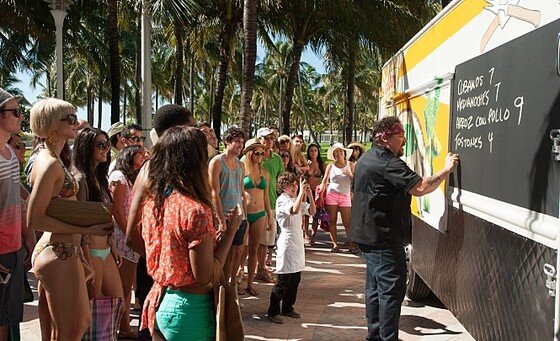 본문 이미지 - 샌드위치 &acute;쿠바노&acute;를 파는 푸드 트럭 &acute;엘 쉐피&acute;는 가는 곳마다 인기 폭발이다. ⓒ News1스포츠 / 영화 &acute;아메리칸 셰프&acute; 스틸