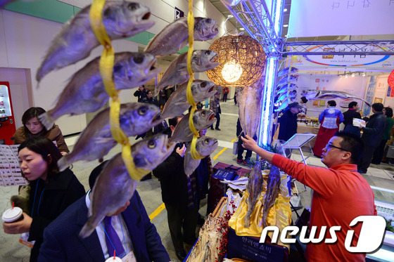 (서울=뉴스1) 한재호 기자 = 14일 오후 서울 강남구 삼성동 코엑스에서 열린 '2015 설맞이 명절선물상품전'을 찾은 관람객들이 조기를 비롯한 수산물을 둘러보고 있다. 2015 …