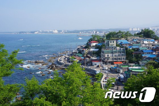 본문 이미지 - 강릉시 주문진 등대마을 전경 자료사진.