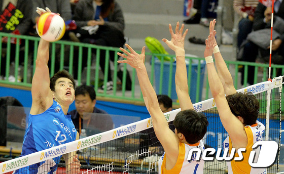 (수원=뉴스1) 이재명 기자 = 15일 경기도 수원실내체육관에서 열린 NH농협 2014-2015 프로배구 V리그 남자부 한국전력 빅스톰과 우리카드 한새 배구단의 경기에서 우리카드 …