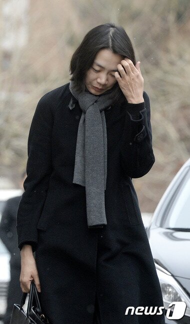 본문 이미지 - 조현아 대한항공 전 부사장이 12일 오후 서울 강서구 국토교통부 항공철도사고조사위원회에 출석하고 있다. 조현아 전 부사장은 "조사 과정에서 성실히 답변할 것이다"며 "사무장과 승무원에게 진심으로 사과한다"고 수차례 말했다. 2014.12.12/뉴스1ⓒ News1