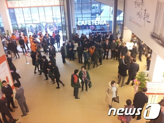 본문 이미지 - 모델하우스를 둘러보고 있는 고객들/사진=임해중 기자ⓒ News1