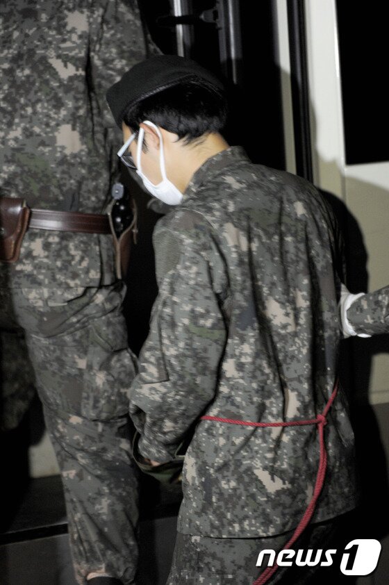 본문 이미지 - 육군22사단 GOP에서 총기난사 후 탈영했던 임모(23) 병장이 16일 오후 1군사령부 보통군사법원에서 마지막 공판을 마친 후 버스로 이동하고 있다. 2015.1.16/뉴스1 ⓒ News1 윤창완 기자