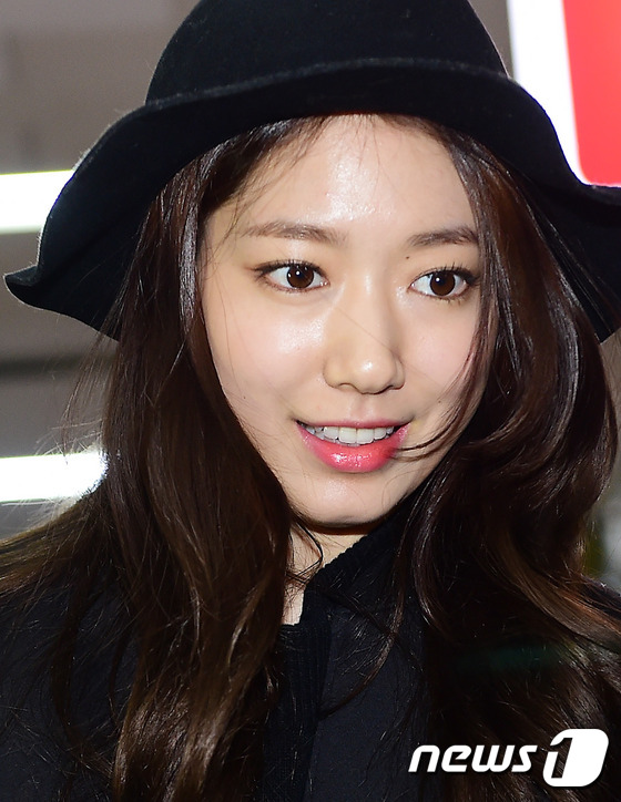 (서울=뉴스1스포츠) 권현진 기자 = 눈부신 미모.배우 박신혜가 16일 오후 서울 여의도 인근 식당에서 열린 SBS 드라마 ‘피노키오’ 종방연에 참석하고 있다.\'피노키오\'는 거 …