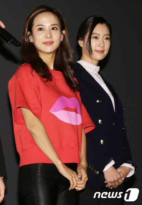 (서울=뉴스1) = 배우 조여정과 클라라가 17일 오후 인천광역시 남동구 논현 CGV에서 진행된 영화 \'워킹걸\' 무대 인사에 참석하고 있다.\'워킹걸\'은 하루 아침에 회사에서 …