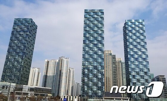 본문 이미지 - 삼둥이 아빠 송일국 가족이 살고 있는 송도 1공구 더샵 센트럴파크 전경. 이 아파트는 일 년 사이 4000만∼5000만원 가량 가격이 올랐다/사진=오경묵 기자ⓒ News1