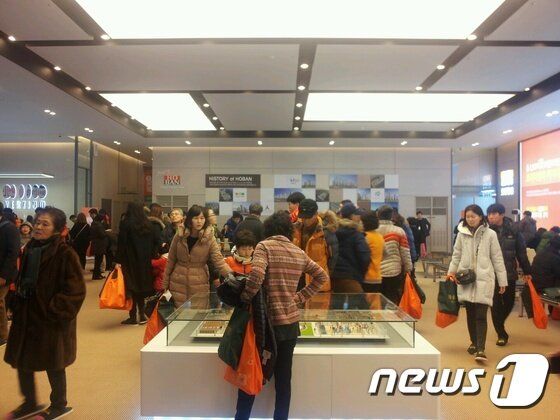 본문 이미지 - 모델하우스를 방문한 고객들/사진=임해중 기자ⓒ News1