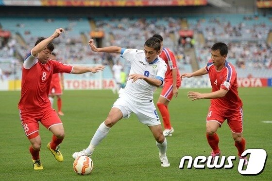 본문 이미지 - 울리 슈틸리케 감독이 이끄는 대한민국의 &acute;호주 아시안컵&acute; 8강 상대가 우즈베키스탄으로 결정됐다. B조 1위가 된 중국은 호주를 상대한다. ⓒ AFP=News1