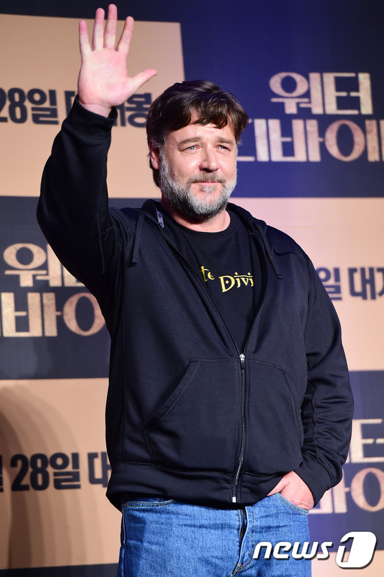 (서울=뉴스1스포츠) 권현진 기자 = 할리우드 배우 겸 감독 러셀 크로우가 19일 오전 서울 강남구 리츠칼튼호텔에서 열린 영화 ‘워터 디바이너’ 기자 간담회에 참석해 포즈를 취하고 …