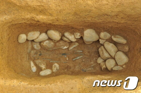 본문 이미지 - (재)중원문화재연구원이 충북 충주시 종합스포츠타운 조성사업 부지에서 발견한 초기 철기시대 무덤으로 추측되는 돌무지나무널무덤(積石木棺墓). 사진제공=재)중원문화재연구원ⓒNews1