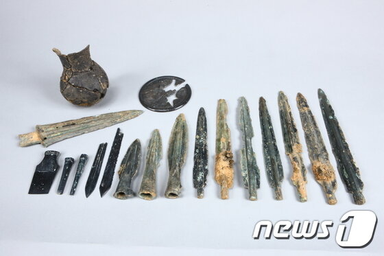 본문 이미지 - 재)중원문화재연구원이 충북 충주시 종합스포츠타운 조성부지 내 유적에 대한 발굴조사에서 발견된 돌무지나무널무덤에서는 청동 세형동검 7점, 청동 잔줄무늬거울 1점, 청동 투겁창 3점, 청동 꺽창 1점, 청동 도끼 1점, 청동 새기개 4점, 청동 끌 2점 등의 청동유물 19점과 검은 간토기(黑陶) 등 국보급 청동유물이 무더기로 확인됐다. 사진제공=재)중원문화재연구원ⓒNews1