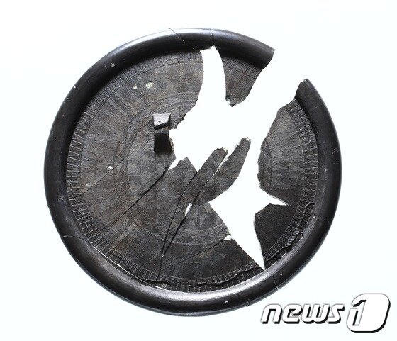 본문 이미지 - 재)중원문화재연구원이 충북 충주시 종합스포츠타운 조성부지 내 유적에 대한 발굴조사에서 발견된 돌무지나무널무덤에서 출토된 잔줄무늬거울. 사진제공=재)중원문화재연구원ⓒNews1