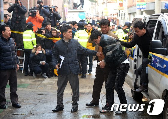 &#39;안산 인질극&#39; 피의자 김상훈이 2015년 1월 19일 오전 경기도 안산시 상록구 본오동 현장검증 장소에 도착하고 있다. 피의자는 지난 13일 안산시 본오동 가정집에서 인질극을 벌이며 부인의 전남편을 비롯해 두명을 살해했다. 2015.1.19/뉴스1 ⓒ News1 이재명 기자