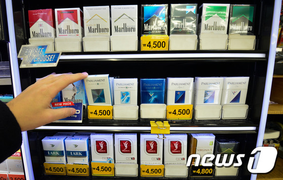 (서울=뉴스1) 송은석 기자 = 필립모리스가 자사 브랜드인 말보로와 팔리아멘트의 가격을 200원 인하해 4500원에 판매한다고 밝힌 19일 오전 서울 공평동의 한 편의점에 담배가 …