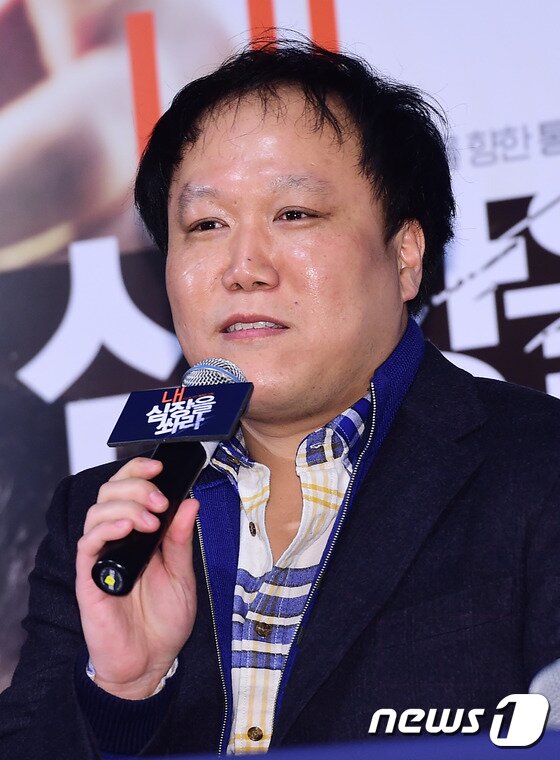 본문 이미지 - 문제용 감독이 20일 오후 서울 건대 롯데시네마에서 열린 영화 "내 심장을 쏴라" 언론 시사회에서 인사말을 하고 있다. ⓒ News1 스포츠 / 권현진 기자