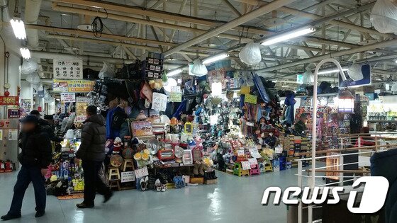 본문 이미지 - 지난해까지 면세담배를 판매해 온 것으로 알려진 서울 동대문구의 한 시장에는 제품을 구입할 수 없었다. 하지만 주변상인들의 증언에 따르면 여전히 일부 고객 층을 중심으로 여전히 거래되고 있다. ⓒ News1