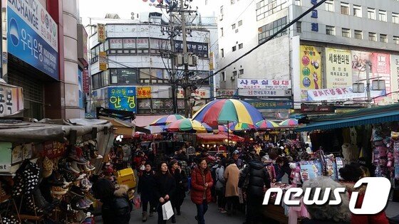 본문 이미지 - 서울 중구에 위치한 남대문 시장에서는 취재를 경계하는 상인들의 모습을 볼 수 있었다. 여전히 면세담배 판매가 이뤄지고 있다는 주변 상인들의 증언이 있었지만 찾아간 판매점마다 단속을 우려하는 모습이었다. /사진= 장도민 기자 ⓒ News1