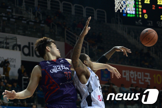 (고양=뉴스1) 송은석 기자 = 20일 오후 경기 고양 체육관에서 열린 2014-2015 KBL 프로농구 창원 LG와 고양 오리온스와의 경기에서 고양 이승현이 블로킹을 하고 있다. …