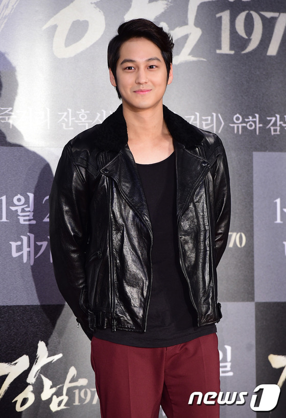 (서울=뉴스1스포츠) 권현진 기자 = 점점 멋져지네.배우 김범이 18일 오후 인천 스퀘어원에서 열린 영화 '강남1970'(감독 유하) VIP 시사회에 참석해 포즈를 취하고 있다.' …