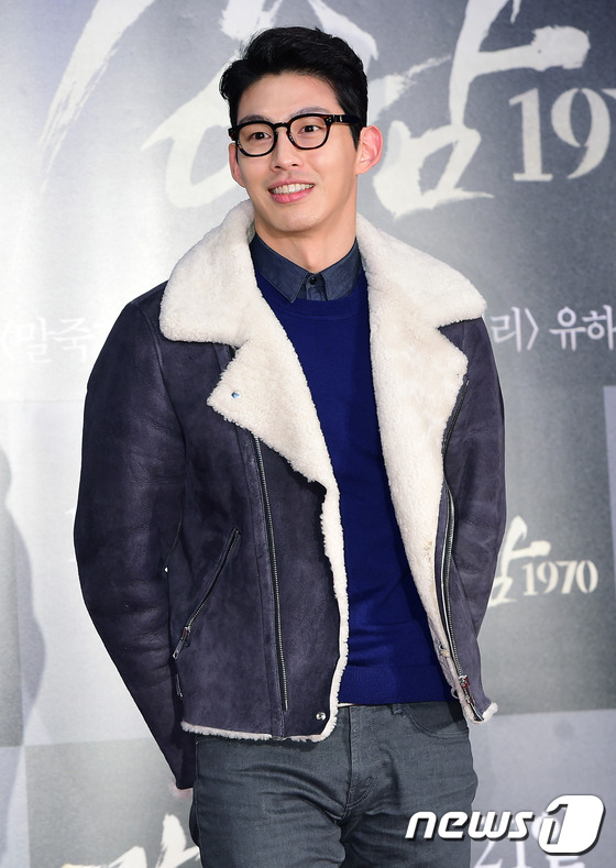 (서울=뉴스1스포츠) 권현진 기자 = '강남 1970' 기대되네요.가수 최정원이 18일 오후 인천 스퀘어원에서 열린 영화 '강남1970'(감독 유하) VIP 시사회에 참석해 포즈를 …