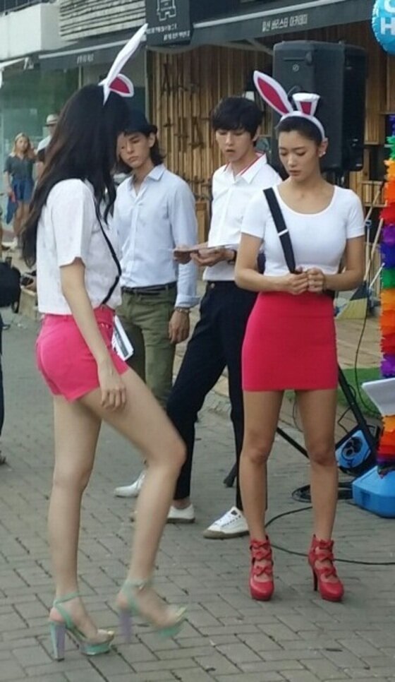 본문 이미지 - 최근 한 온라인 커뮤니티를 통해 유라와 클라라의 각선미가 돋보이는 직찍 사진이 올라왔다. ⓒ 뉴스1스포츠 / 온라인 커뮤니티