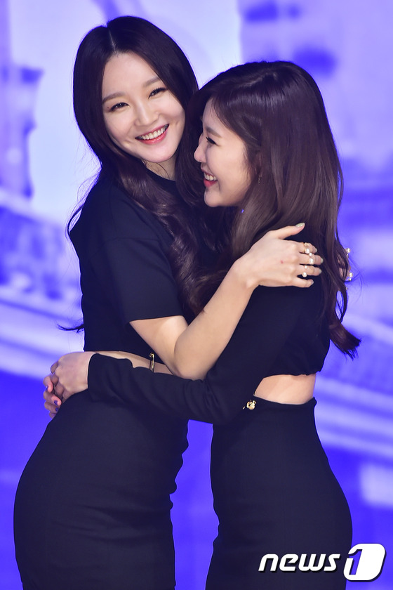 (서울=뉴스1스포츠) 김진환 기자 = 우리 많이 친해요~ 다비치 강민경과 이해리(오른쪽)가 21일 오후 서울 강남구 청담동 일지아트홀에서 열린 미니앨범 ‘다비치 허그’(DAVICH …