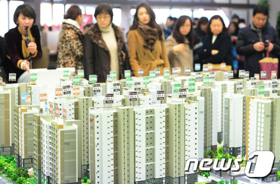 (서울=뉴스1) 민경석 기자 = 21일 오후 서울 강서구 마곡 13단지 민간 아파트 견본주택을 찾은 시민들이 단지 모형을 살펴보고 있다. 마곡지구는 강서구 마곡동, 가양동 일원에 …