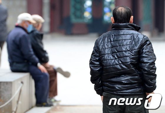 서울 한 공원에 앉아있는 노인들(기사 내용과 관련없음). © News1 박세연 기자