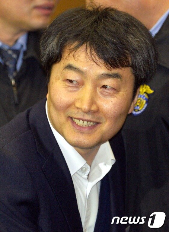 본문 이미지 - 내란음모, 국가보안법 위반 혐의 등으로 기소된 이석기 전 통합진보당 의원이 22일 오후 서울 서초동 대법원 법정에 출석해 동료들을 쳐다보고 있다. 2015.1.22/뉴스1 ⓒ News1 사진공동취재단