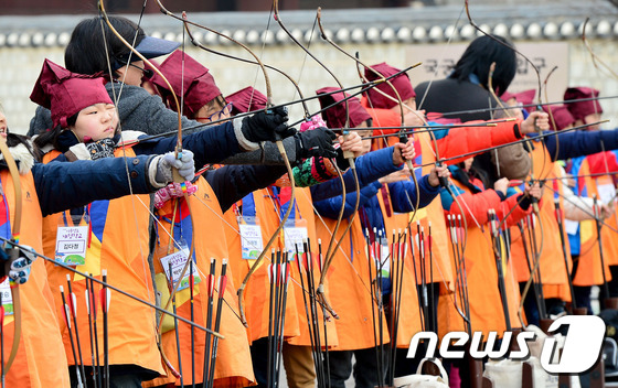 (수원=뉴스1) 이재명 기자 = 리틀정조체험학교 참가 어린이들이 22일 오후 수원 팔달구 화성(華城) 연무대에서 국궁 체험을 하고 있다. 수원문화재단은 어린이들이 정조대왕의 효(孝 …