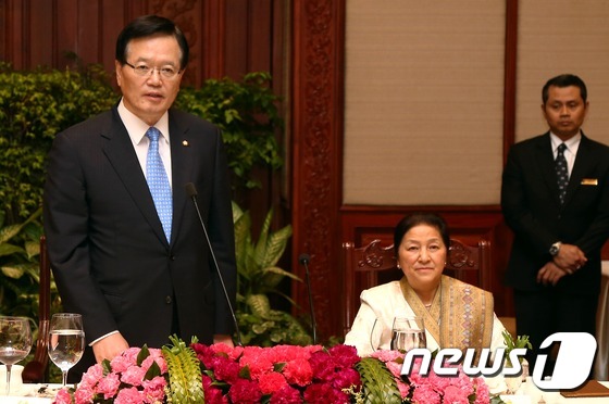 (서울=뉴스1) = 재수교 20주년을 맞아 라오스를 방문한 정의화 국회의장이 22일(현지시간) 파니 야토투(Pany Yathotu) 라오스 국회의장 주최 만찬에서 인사말을 하고 있 …