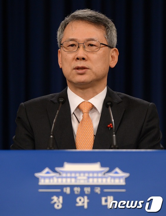 (서울=뉴스1) 이동원 기자 = 윤두현 청와대 홍보수석이 23일 오전 청와대 춘추관에서 인적쇄신안을 발표하고 있다.윤두현 청와대 홍보수석은 "후임 국무총리에 이완구 새누리당 원내대 …