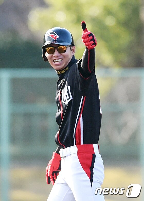 본문 이미지 - kt의 베테랑 이대형이 11일 목동 넥센전에서 올 시즌 팀의 첫 승을 따낸 뒤 기쁨을 전했다. ⓒ News1 DB