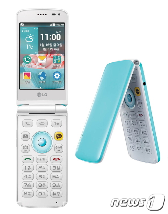 (서울=뉴스1) 주성호 기자 = LG전자는 두 번째 폴더형 스마트폰 \'아이스크림 스마트\'를 LG유플러스를 통해 출시한다고 25일 밝혔다. \'아이스크림 스마트\'는 2008년 …
