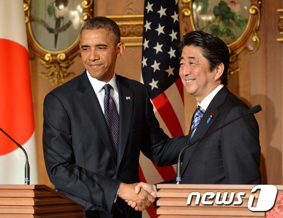 버락 오바마 미국 대통령(왼쪽)과 아베 신조 일본 총리. © AFP=뉴스1