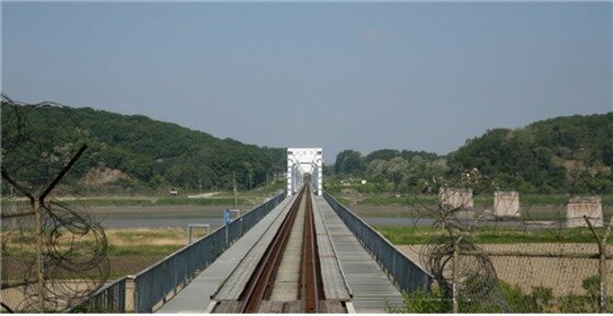 본문 이미지 - 경의선 &acute;DMZ-train&acute;으로만 건너볼 수 있는 임진강 철교 (코레일 제공) ⓒ News1