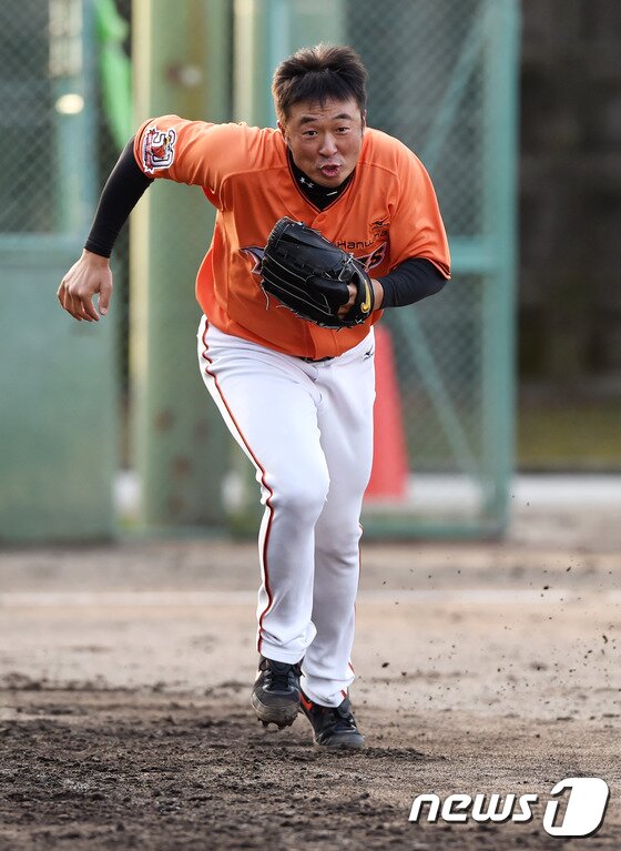 본문 이미지 - 한화 사이드암 투수 임경완이 27일 일본 고치시영구장에서 사이드 펑고 훈련을 하고 있다. ⓒ News1스포츠 / 고치=권현진 기자