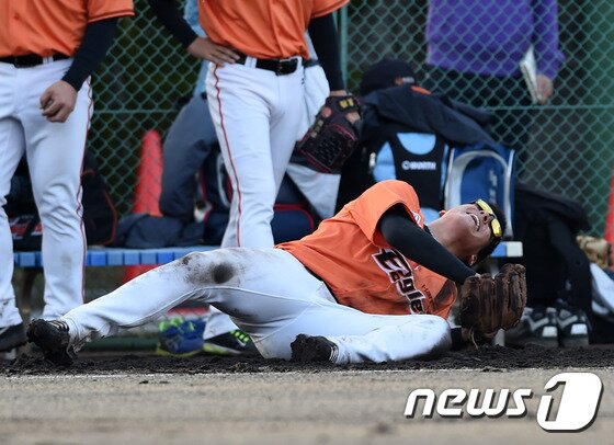 본문 이미지 - 한화 투수 이동걸이 27일 고치시영구장 보조 경기장에서 진행된 사이드 펑고 받기를 하다 힘겨움을 이겨내지 못하고 벌렁 드러 누웠다. ⓒ News1스포츠 / 고치=권현진 기자