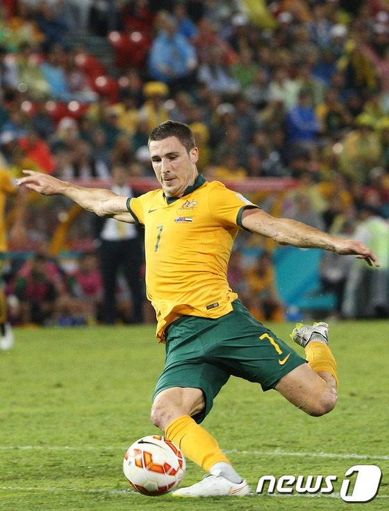 (뉴캐슬=뉴스1) 오대일 기자 = 27일 오후(현지시각) 호주 뉴캐슬스타디움에서 열린 2015 아시아축구연맹(AFC) 호주 아시안컵 준결승전 호주와 아랍에미리트의 경기에서 호주 매 …
