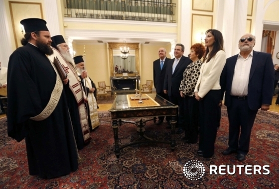 그리스 신임 장관 및 차관이 대통령궁에서 취임을 기다리고 있다. ⓒ로이터=뉴스1
