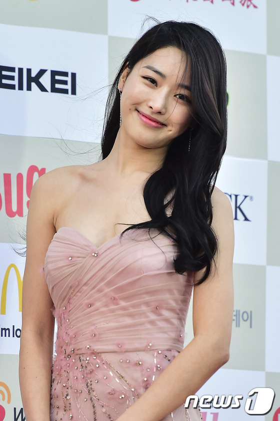 (서울=뉴스1스포츠) 김진환 기자 = 상큼함이 묻어있는 미소~ 배우 배민정이 28일 오후 서울올림픽공원 체조경기장에서 열린 ‘제4회 가온차트 K-POP 어워드’에 참석해 매력을 발 …