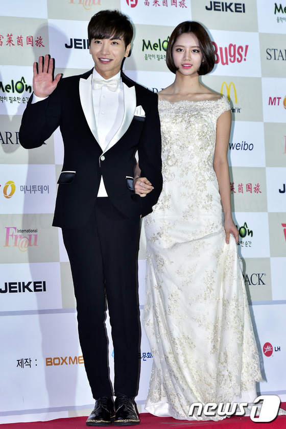 (서울=뉴스1스포츠) 김진환 기자 = 결혼하는 커플 같아~ 슈퍼주니어 이특과 걸스데이 혜리(오른쪽)가 28일 오후 서울올림픽공원 체조경기장에서 열린 ‘제4회 가온차트 K-POP 어 …